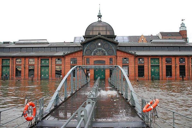 1410_2 Wassertreppe an der Fischauktionshalle zum Fähranleger. | Hochwasser in Hamburg - Sturmflut.